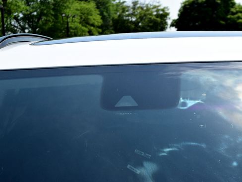 Used 2022 Buick Envision Essence w/ Sport Touring Package image 12