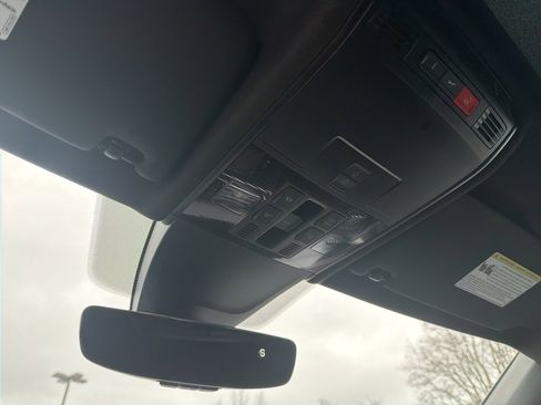 Used 2023 Volkswagen Tiguan SE R-Line image 32