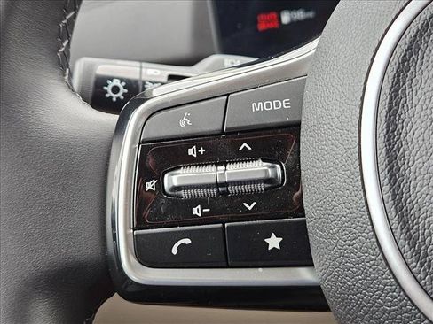 Used 2025 Kia Carnival SX FWD image 25