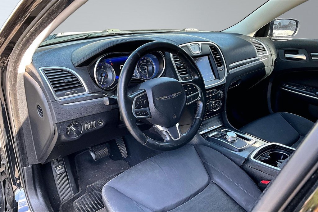 Used 2019 Chrysler 300 Touring w/ Sport Appearance Package RWD image 4