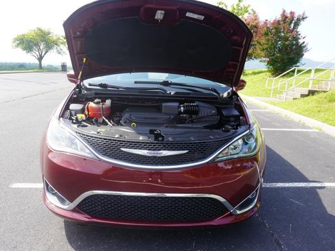 Used 2020 Chrysler Pacifica Touring-L FWD image 26