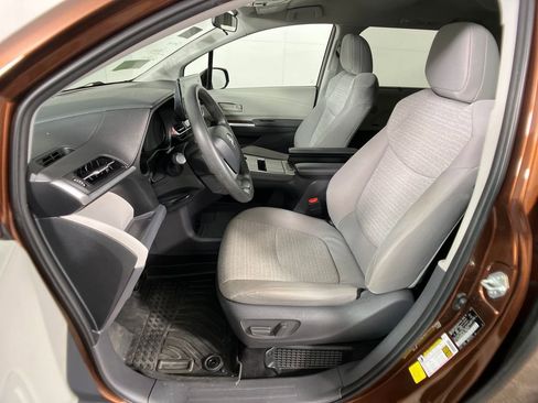 Used 2021 Toyota Sienna LE image 27