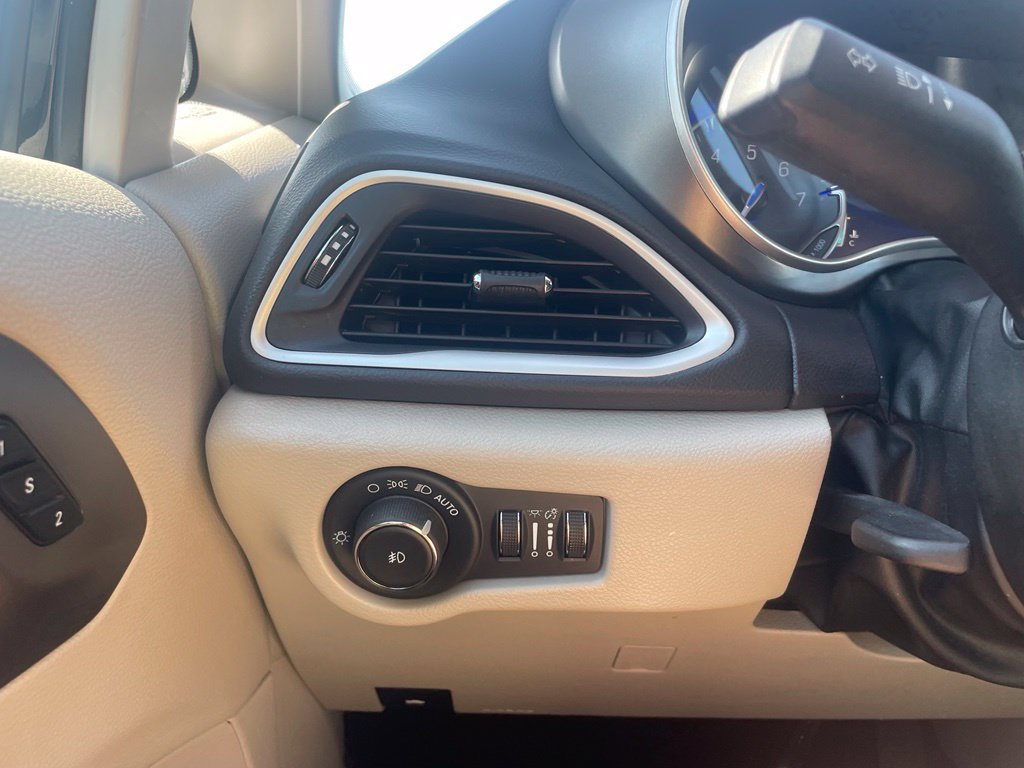 Used 2024 Chrysler Pacifica Touring-L FWD image 17