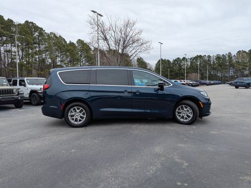 Used 2025 Chrysler Pacifica Select image 4