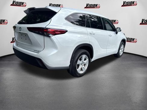 Used 2022 Toyota Highlander LE AWD/4WD image 5