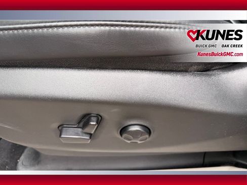 Used 2023 Chrysler Pacifica Touring-L FWD image 17