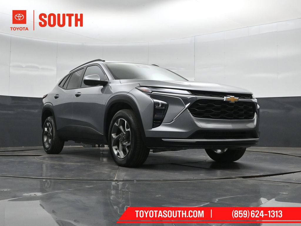 Used 2025 Chevrolet Trax LT w/ LT Convenience Package FWD image 38