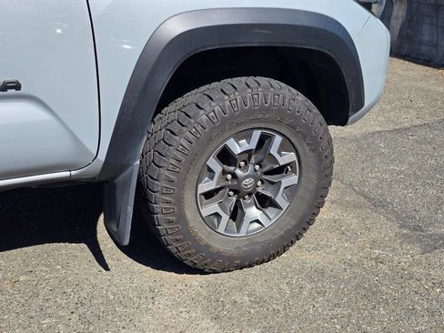 Used 2019 Toyota Tacoma TRD Off-Road w/ Technology Package AWD/4WD image 9