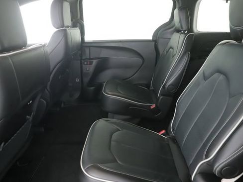 Used 2024 Chrysler Pacifica Limited w/ S Appearance Package image 29