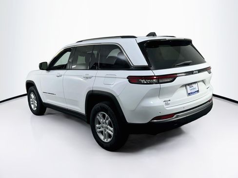 Used 2023 Jeep Grand Cherokee Laredo AWD/4WD image 7