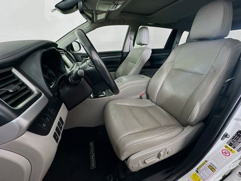 Used 2019 Toyota Highlander Limited FWD image 13