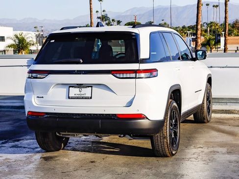 New 2025 Jeep Grand Cherokee Altitude image 9