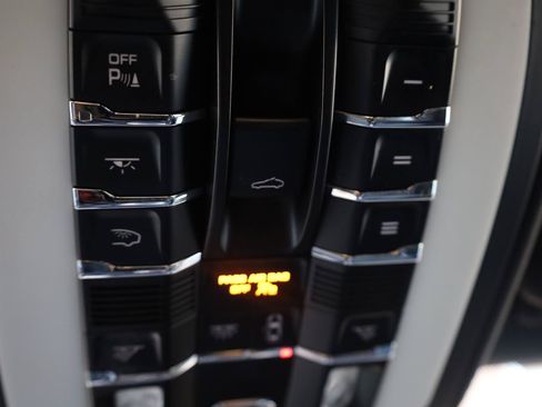 Used 2016 Porsche Cayenne AWD/4WD image 40