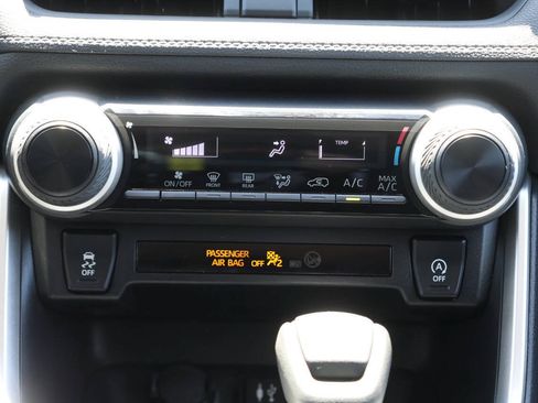 Used 2019 Toyota RAV4 LE AWD/4WD image 21