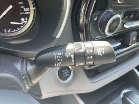Used 2020 Toyota Highlander XLE AWD/4WD image 27