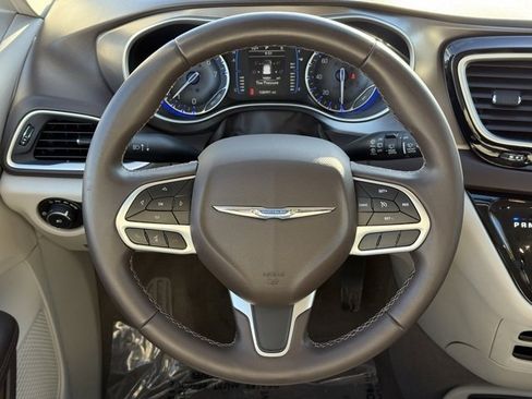 Certified 2017 Chrysler Pacifica Touring-L image 18