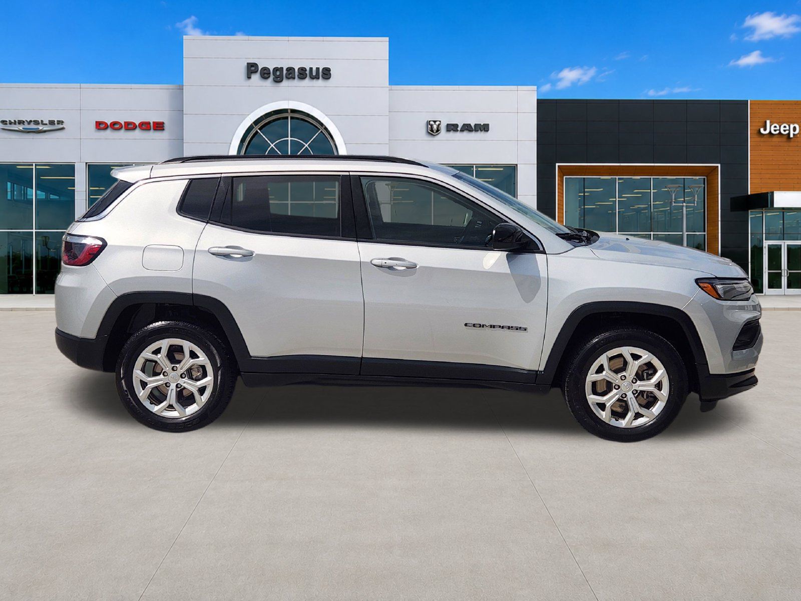 Used 2024 Jeep Compass Latitude AWD/4WD image 7