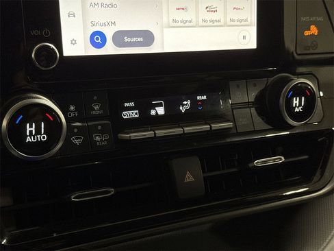 Used 2023 Toyota Highlander LE image 16