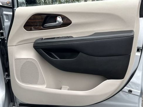 Used 2023 Chrysler Pacifica Limited image 28