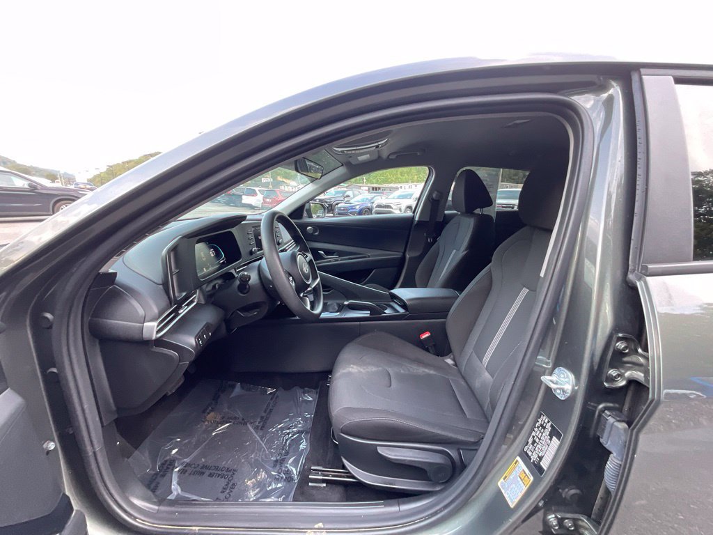 Used 2026 Hyundai Elantra SE w/ Cargo Package FWD image 9