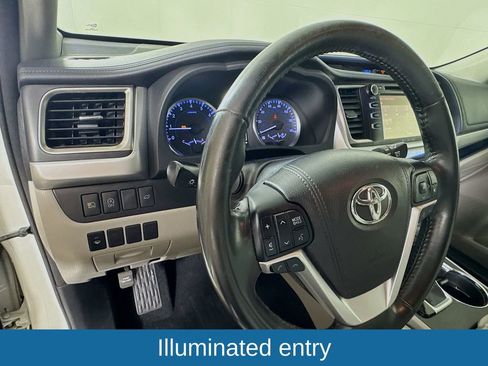 Used 2018 Toyota Highlander Plus FWD image 12