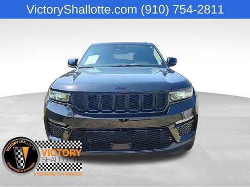 Used 2023 Jeep Grand Cherokee Limited w/ Black Appearance Package AWD/4WD image 3