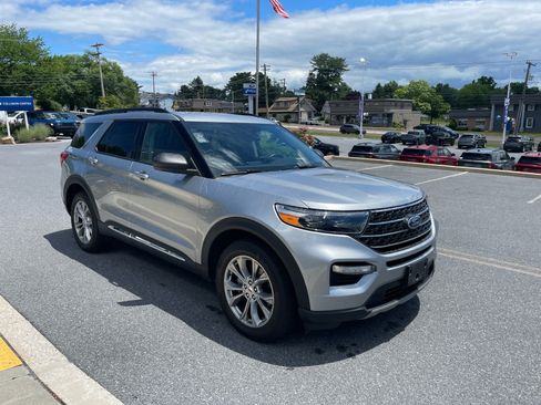 Used 2023 Ford Explorer XLT w/ Equipment Group 202A AWD/4WD image 8