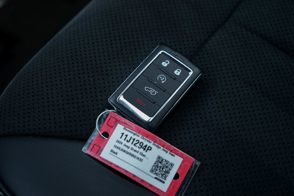 Used 2024 Jeep Grand Cherokee Altitude AWD/4WD image 25