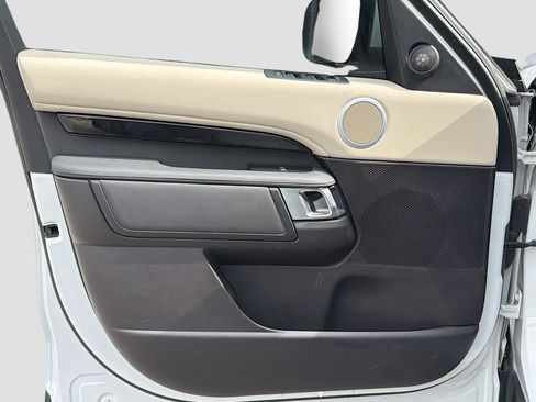 Used 2019 Land Rover Discovery SE image 22