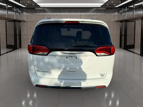 Used 2017 Chrysler Pacifica Touring-L Plus FWD image 4