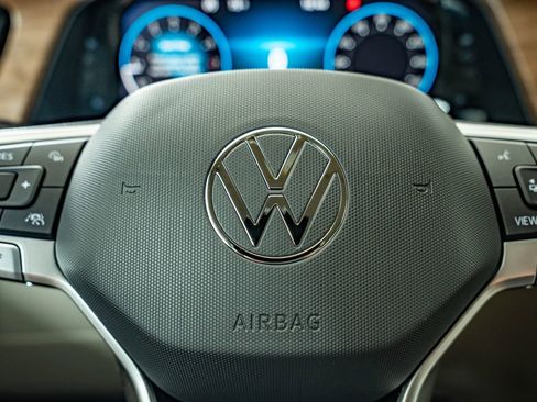 Used 2024 Volkswagen Atlas SE w/ Black Wheel Package FWD image 22