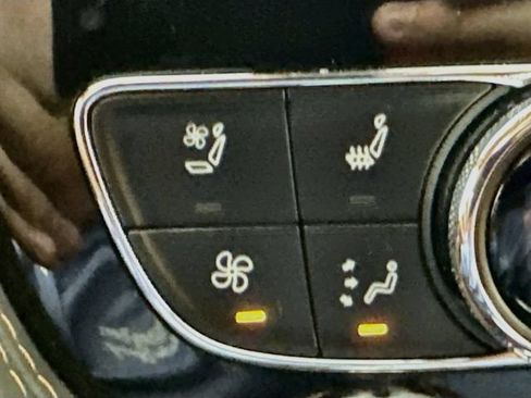 Used 2021 Bentley Bentayga AWD/4WD image 20