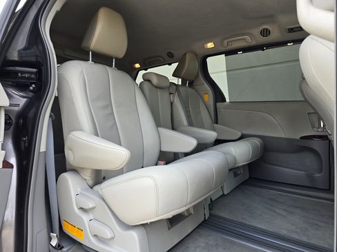 Used 2013 Toyota Sienna XLE FWD image 48