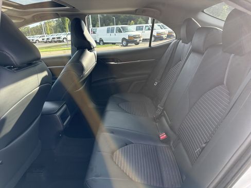 Used 2018 Toyota Camry SE w/ Moonroof Package FWD image 15