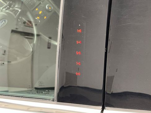 Used 2018 Ford Fusion SE FWD image 6