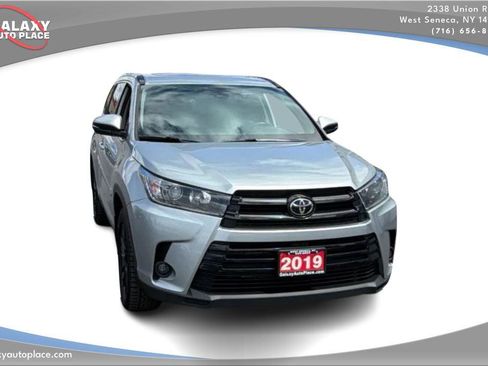 Used 2019 Toyota Highlander SE AWD/4WD image 3