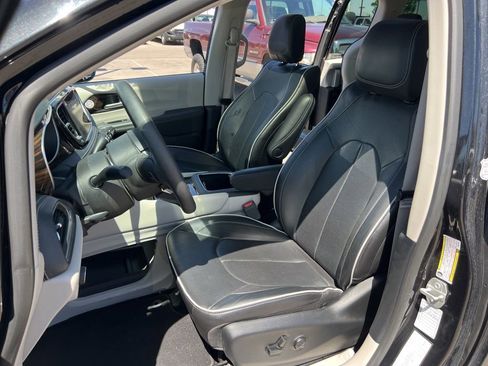 Used 2023 Chrysler Pacifica Limited FWD image 17