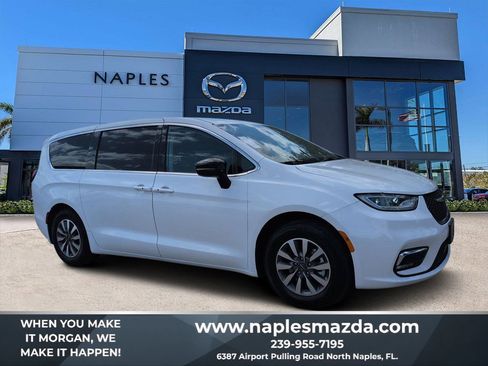 Used 2024 Chrysler Pacifica Limited FWD image 1