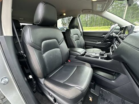 Used 2025 Nissan Pathfinder SL FWD image 27