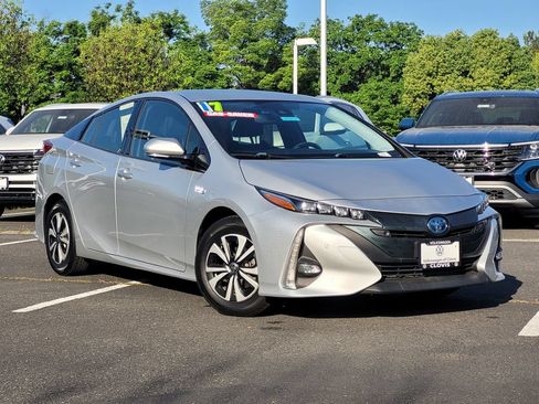 Used 2017 Toyota Prius Prime Advanced w/ Carpet Mat Package FWD image 2
