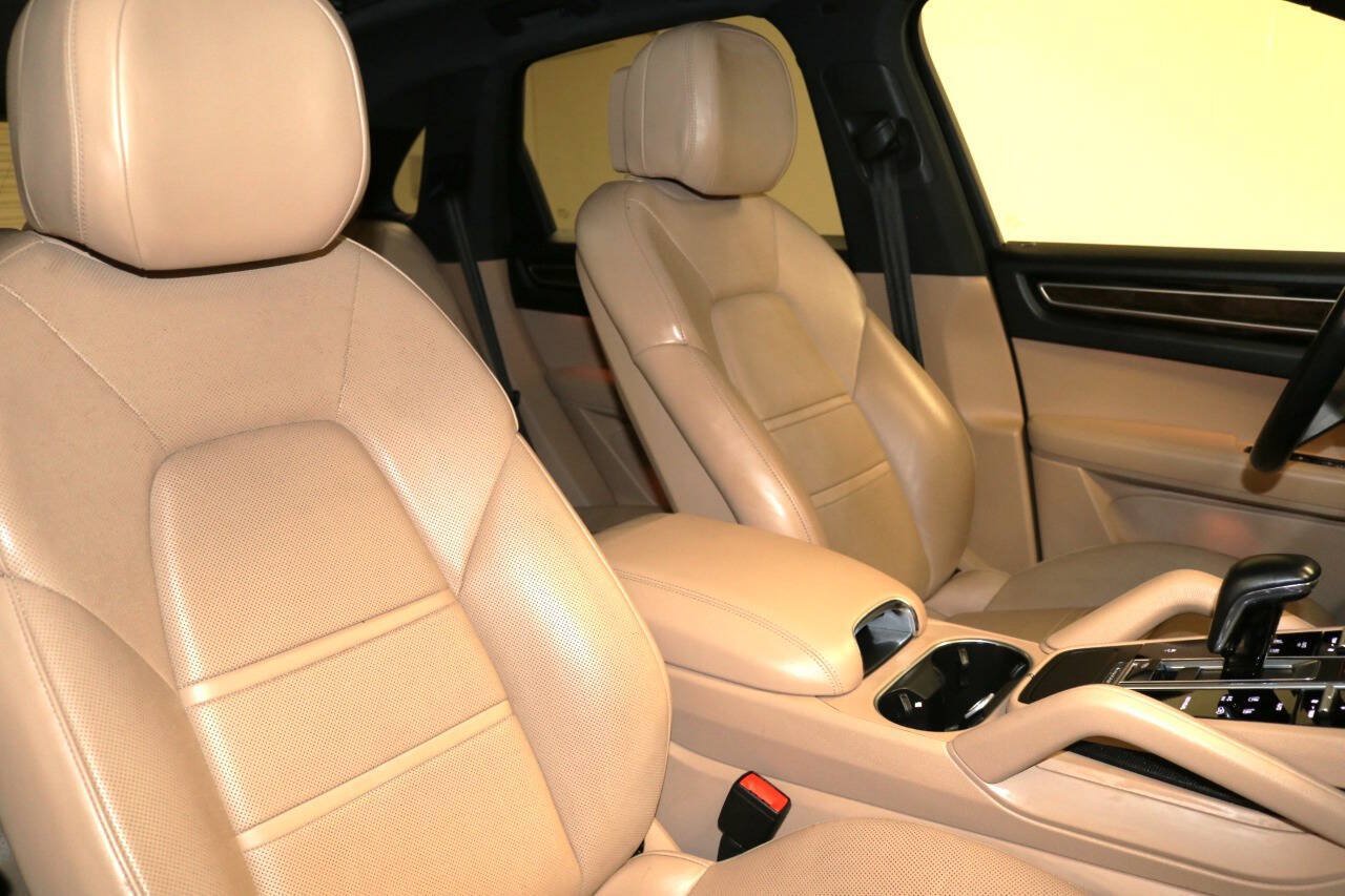 Used 2020 Porsche Cayenne Turbo AWD/4WD image 86