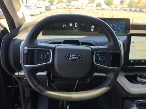 Used 2025 Ford Expedition Active AWD/4WD image 8