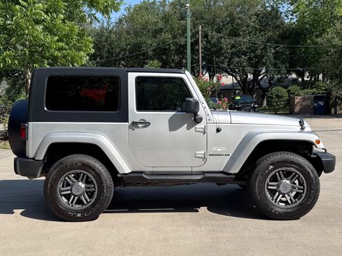 Used 2009 Jeep Wrangler Sahara w/ Dual Top Group AWD/4WD image 15