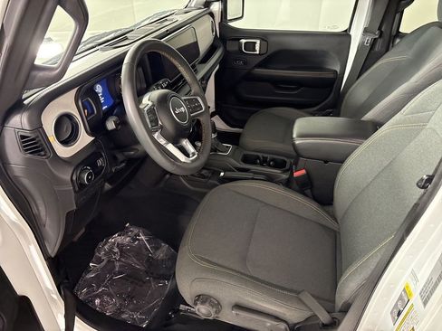 Used 2025 Jeep Wrangler Unlimited Sahara AWD/4WD image 22