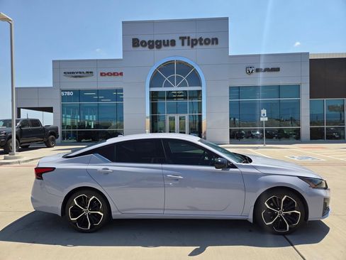 Used 2025 Nissan Altima 2.5 SR FWD image 2