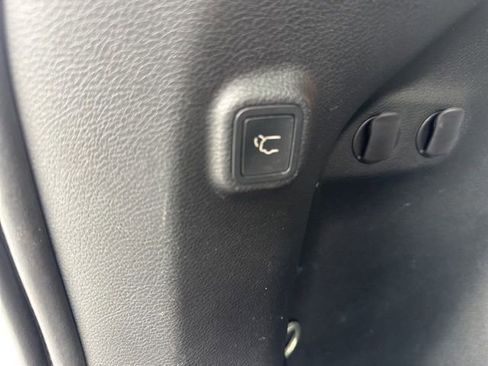 Used 2019 Jeep Cherokee Limited FWD image 16