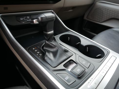 Used 2025 Kia Carnival FWD image 24