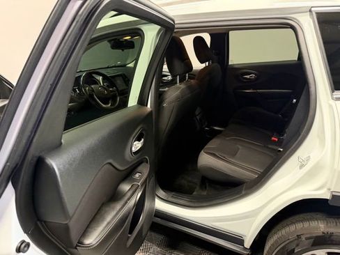 Used 2015 Jeep Cherokee Latitude w/ Cold Weather Group FWD image 18