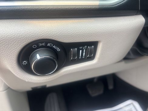 Used 2020 Chrysler Voyager Lxi FWD image 40