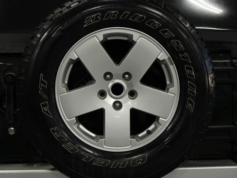 Used 2011 Jeep Wrangler Unlimited Sahara w/ Connectivity Group AWD/4WD image 23
